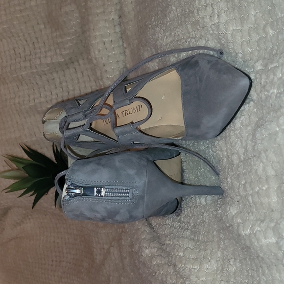 NWOT 51/2 Ivanka Trump suede shoes - Picture 2 of 3